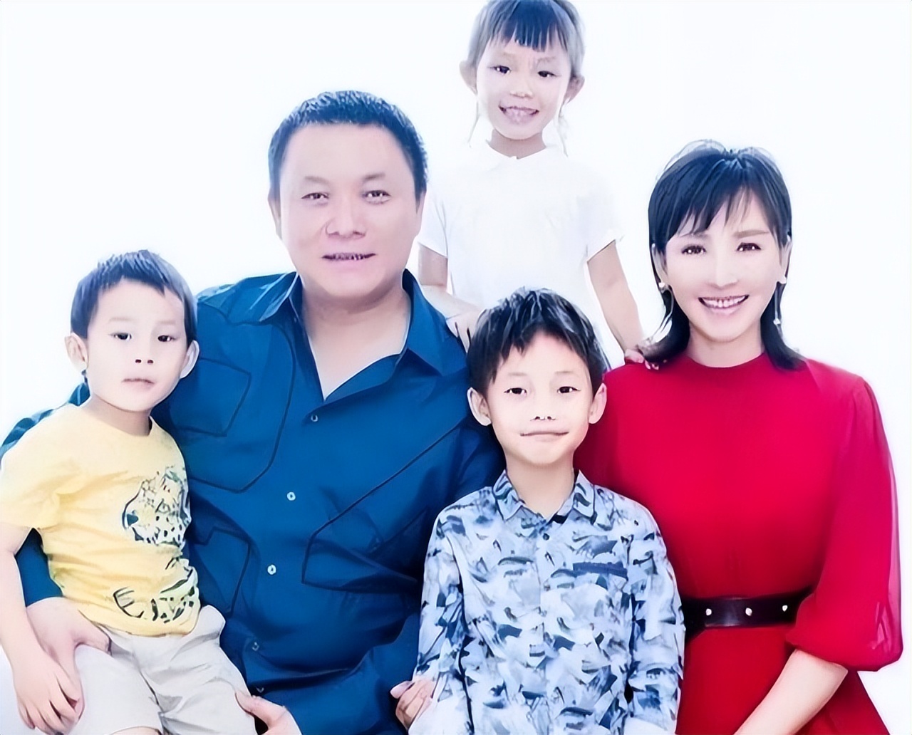 她19岁与导演私奔，在地下室连生3胎，如今丈夫用7部剧将其捧红