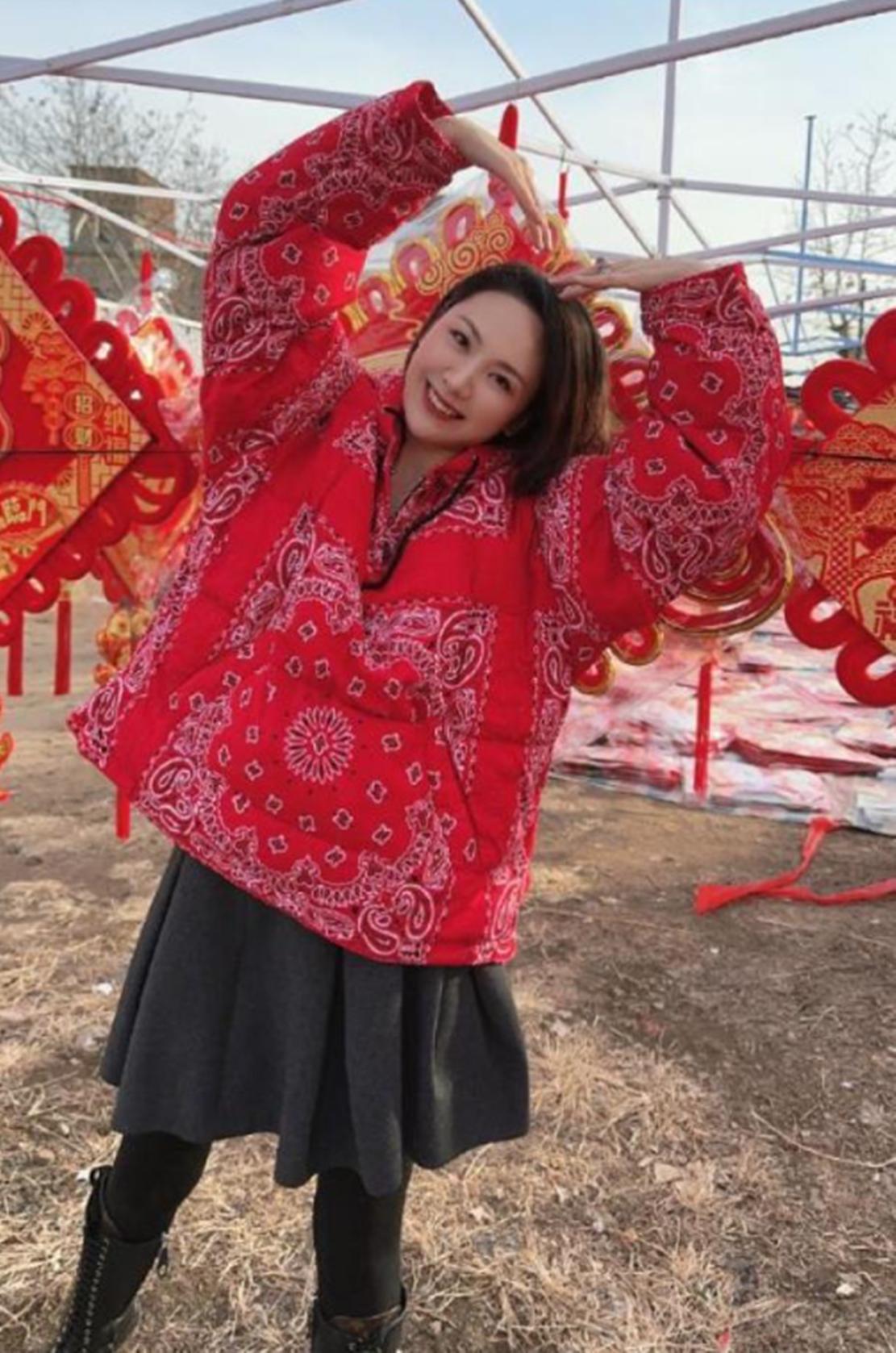 程莉莎回婆家过春节，换上穿了3年的村服，做过医美的脸不年轻了