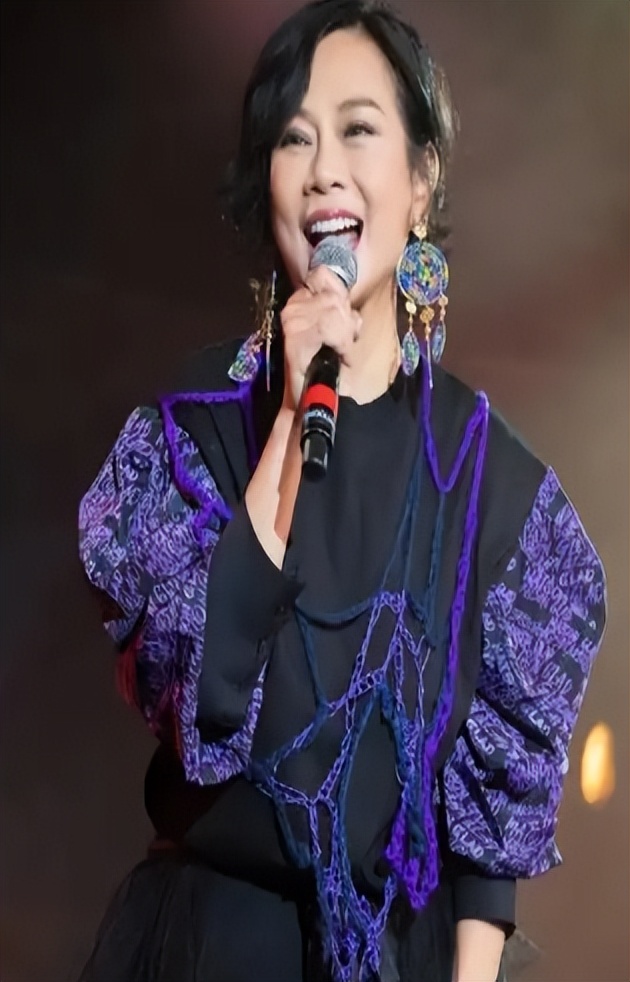 55岁陈松伶开演唱会，裙子开叉到大腿，和张铎贴身摸腿热舞