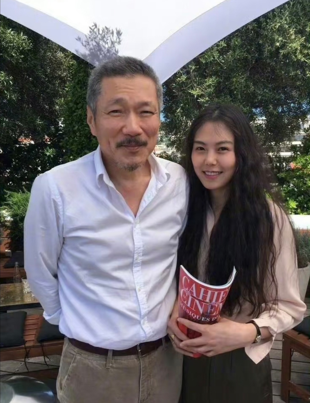 金敏喜带1岁儿子外出，65岁洪尚秀在旁玩手机，两人婚外情超10年