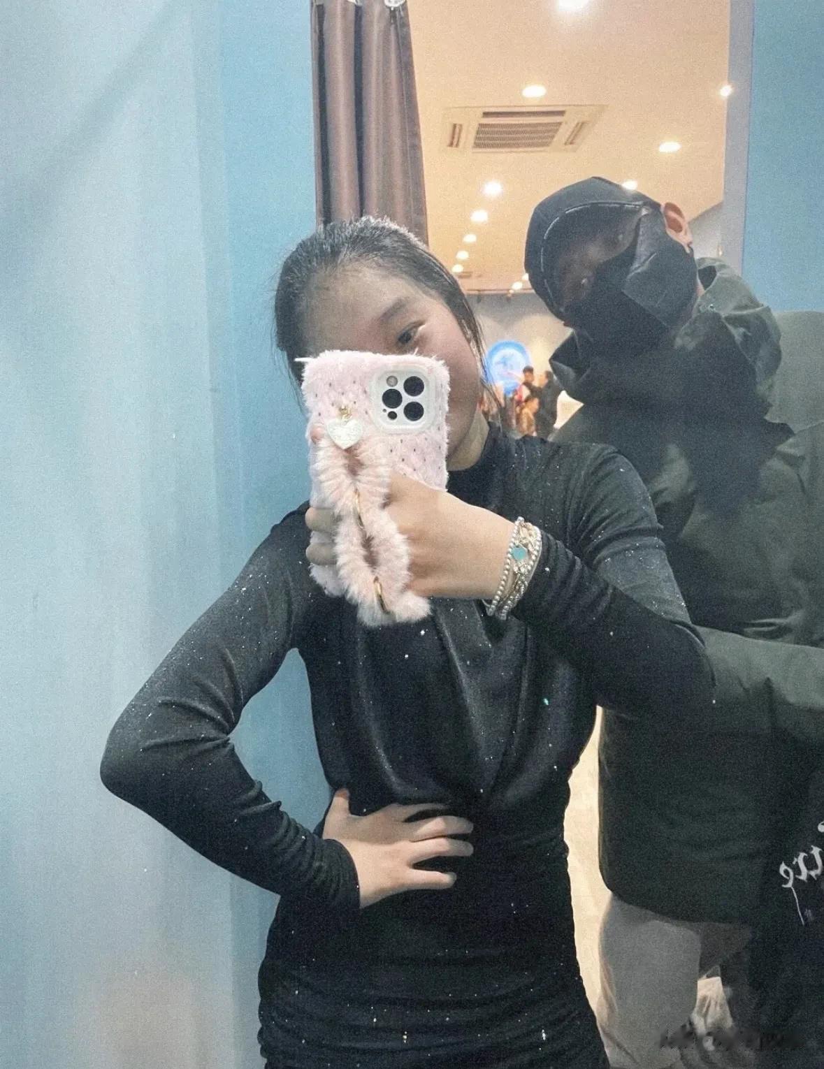 马伊琍闺女现身爸爸店里，文章贴身陪着，爱马笑起来跟妈一个样