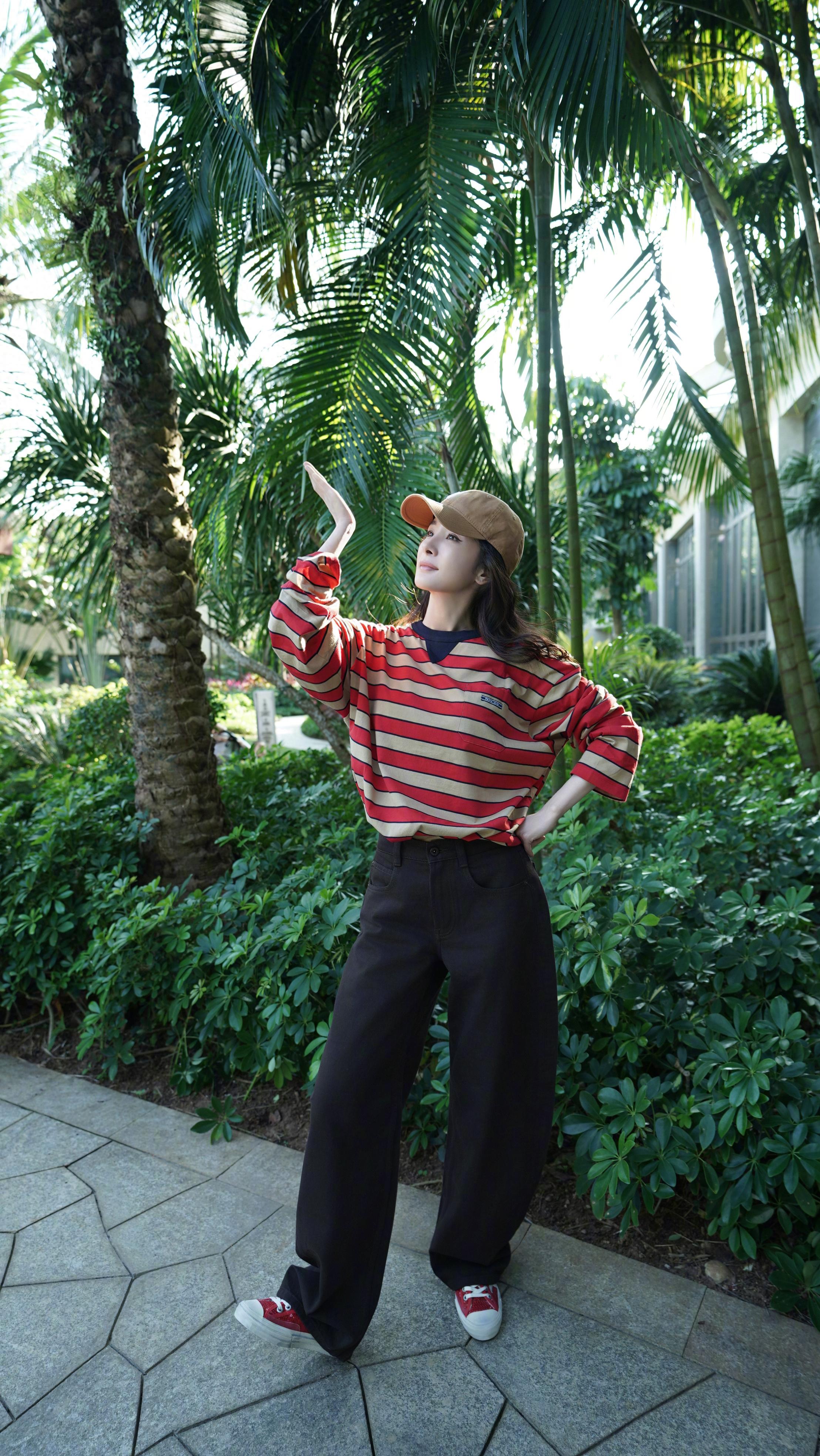 杨幂立春营业了，身穿黑白条纹长袖，身处葱绿绿植下，春意盎然