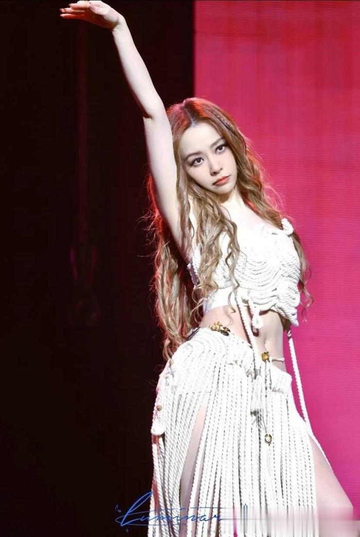 42岁张靓颖最新造型曝光，主打一个清凉，实话实说身材确实不错