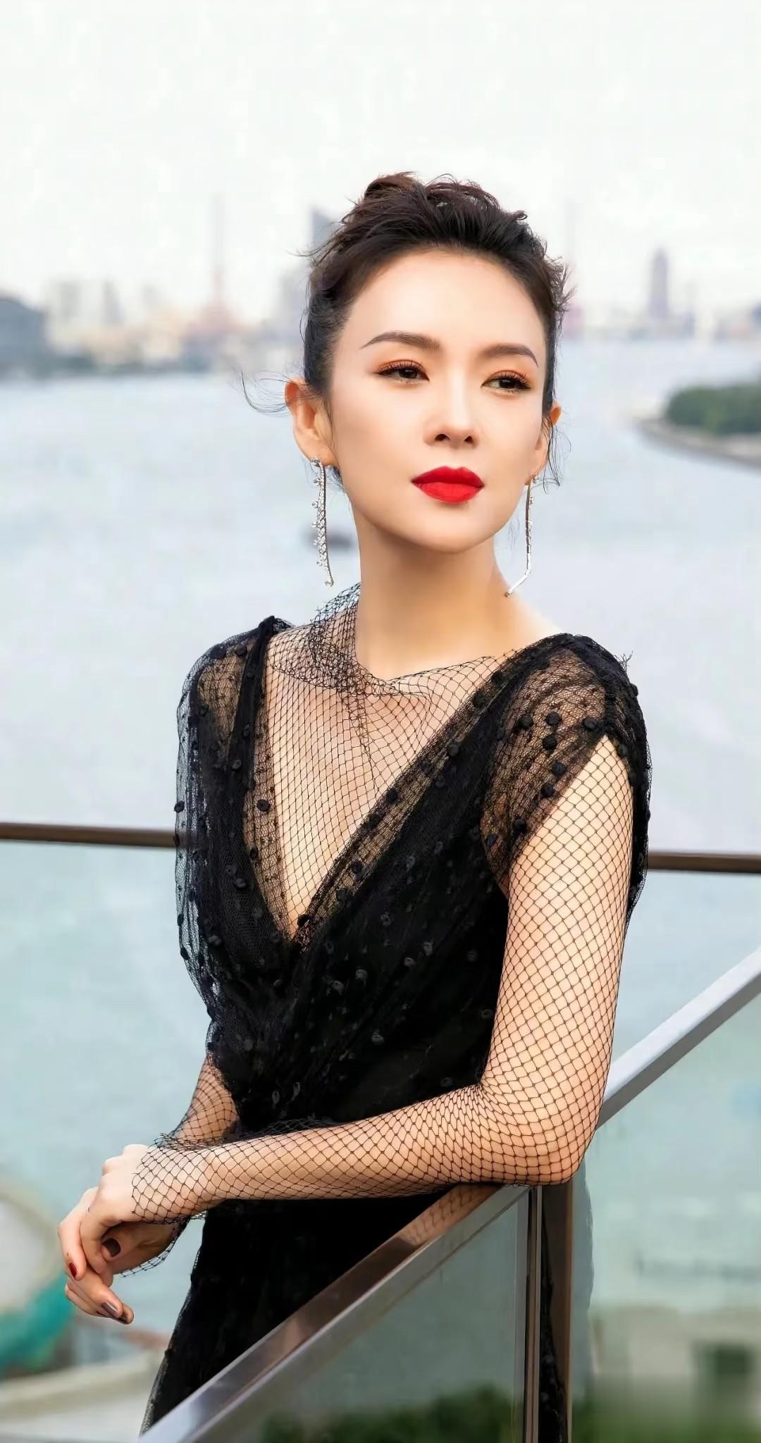 章子怡现身晚会气质100分，给人腾位置超有礼貌 ！眼神温和了很多