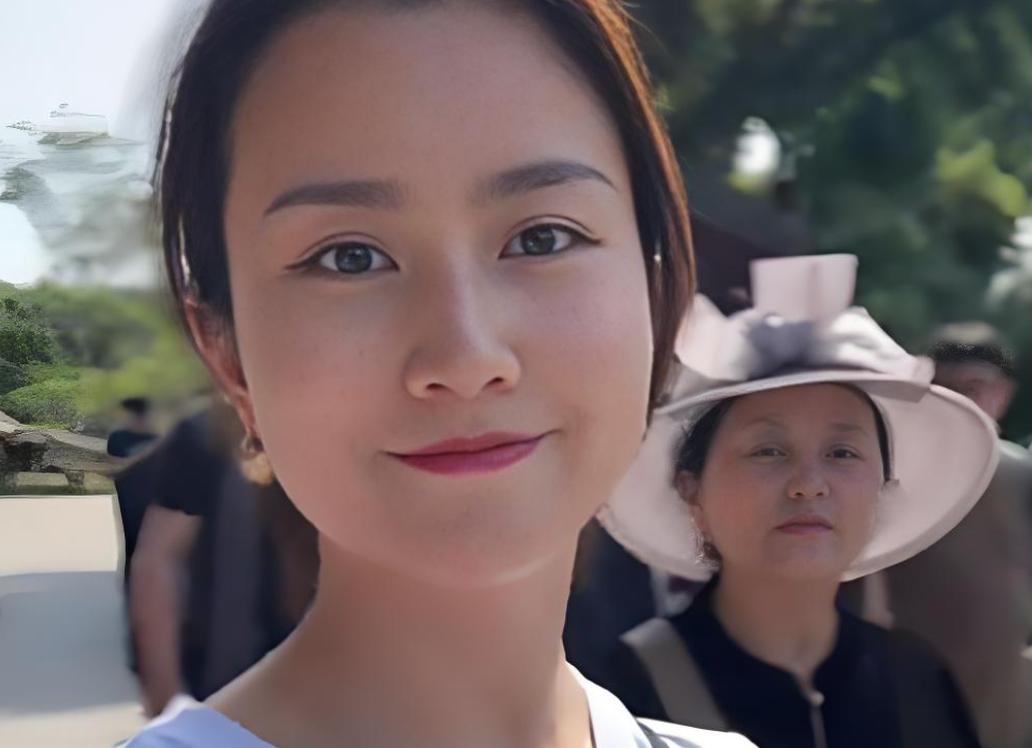 她曾是上海著名主持，和富商离婚后沦落当网红，38岁独自带娃生活