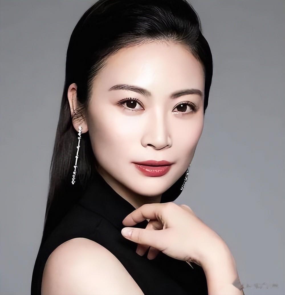 上海知名女星，演《老娘舅》出名，47岁貌美如花，老公身份太强大