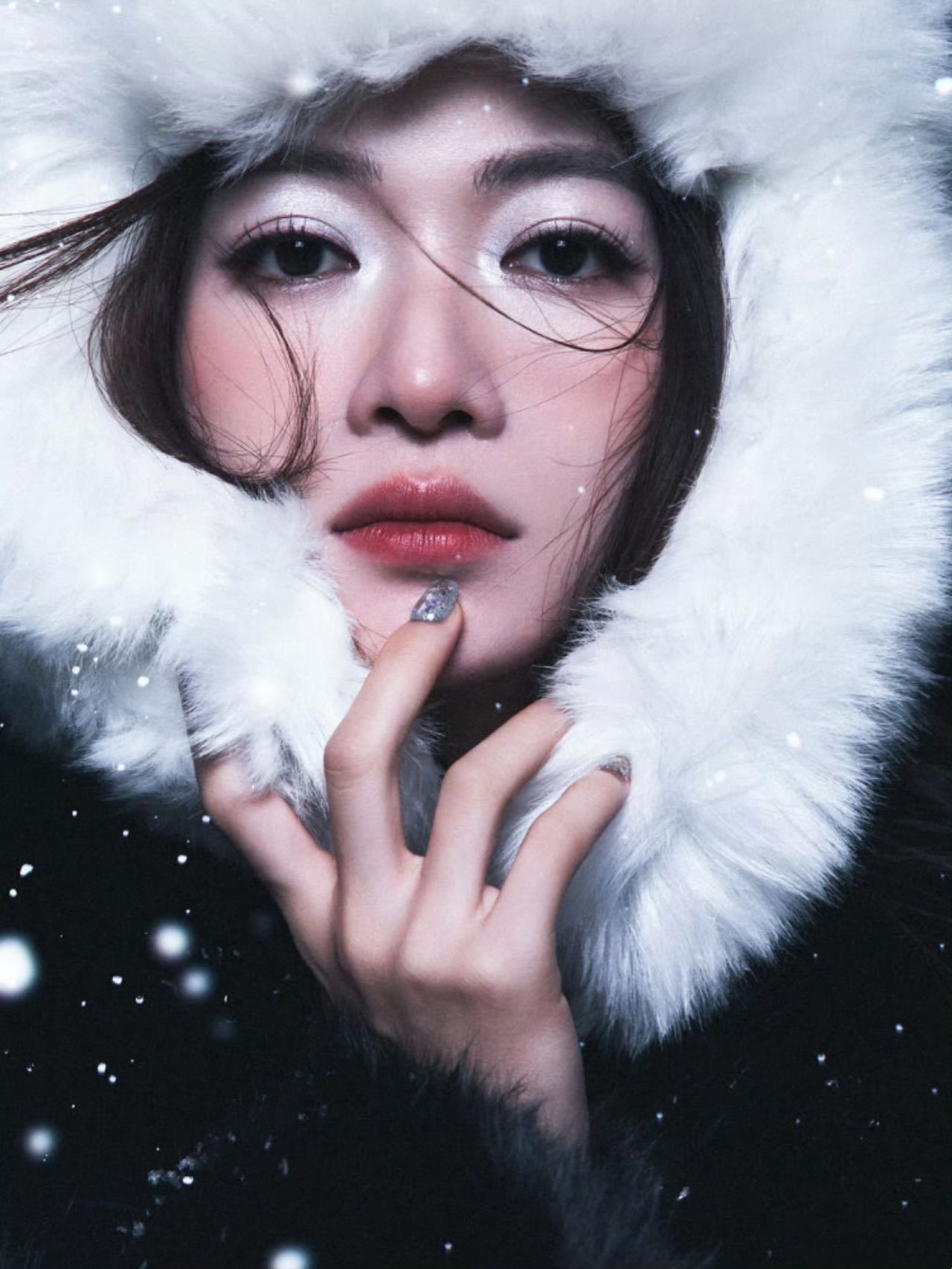 吴谨言“听雪美人”：清冷酷美，美背吸睛