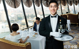 我去我妹餐厅吃饭，结账一看50万，不给钱不能走，我打给秘书：撤资！