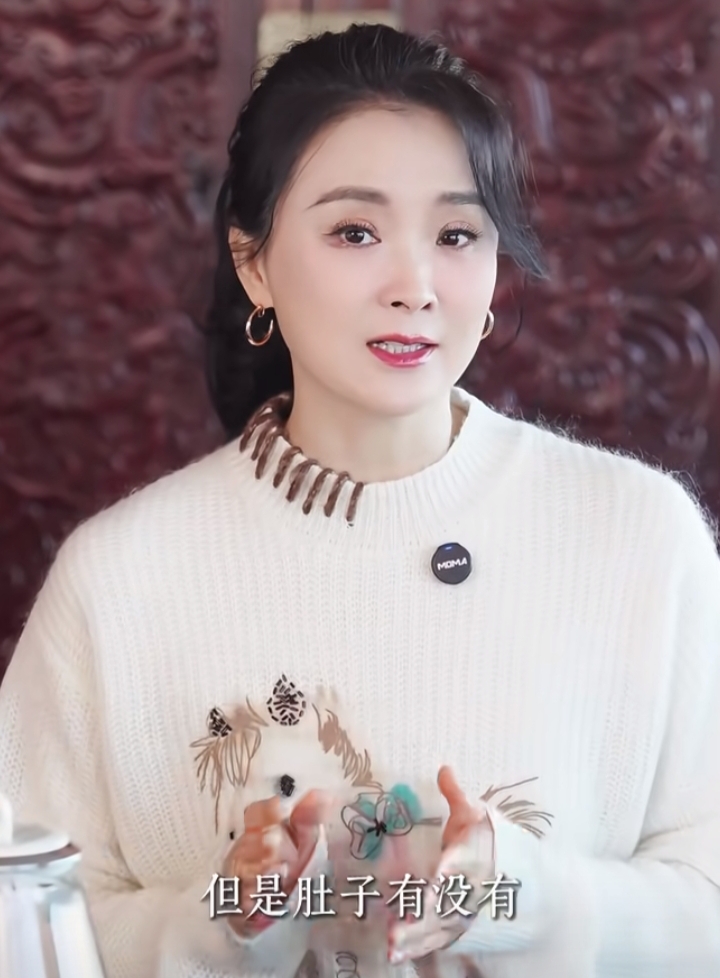 王艳分享春节刮油妙招，白毛衣低马尾出镜，气质温婉尽显优雅美貌