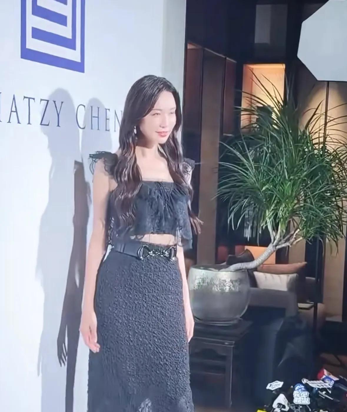 林志玲今日出席活动，穿黑色蕾丝裙扮可爱，裙子廉价脸看着也很僵