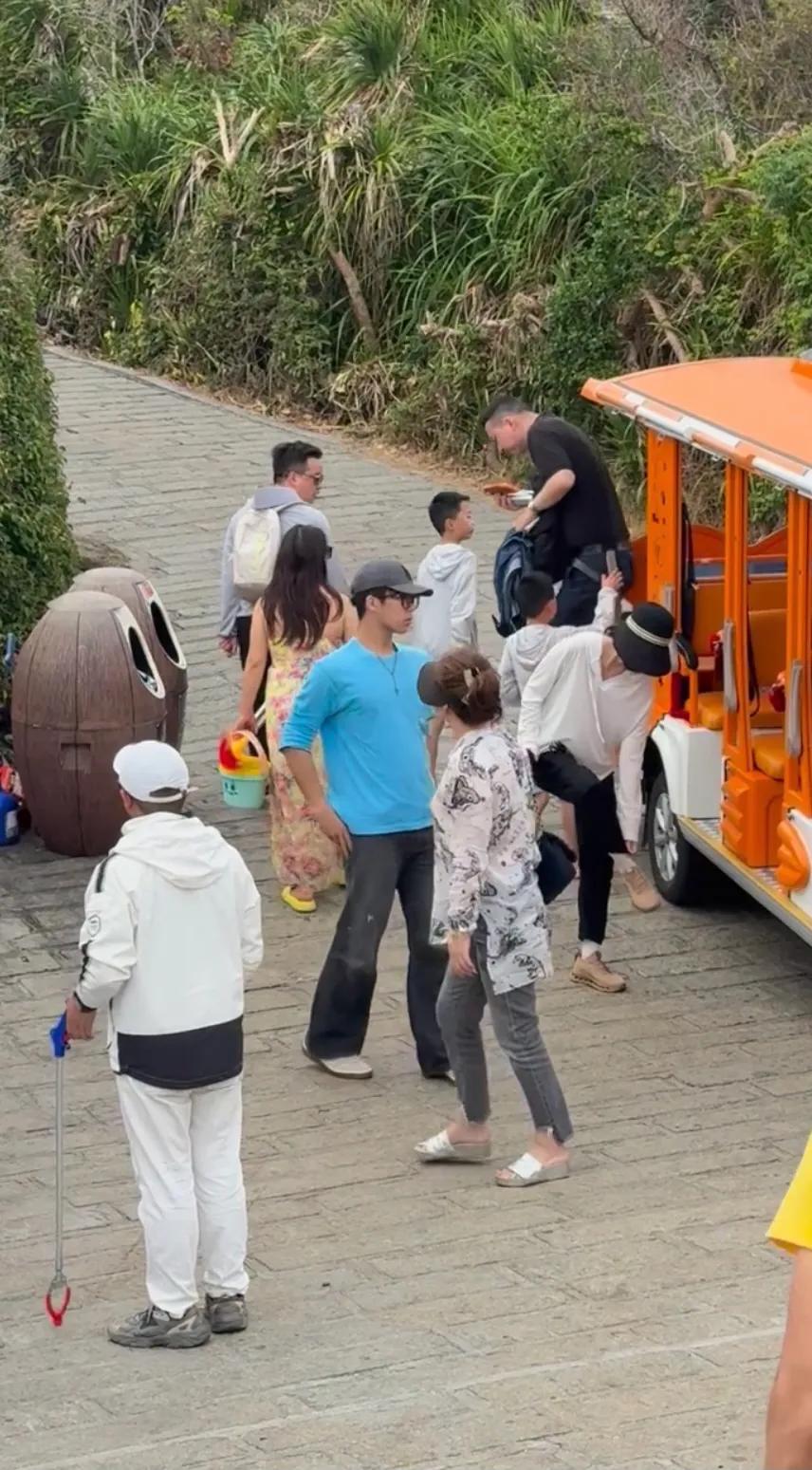 章子怡一家在海南三亚过年，醒醒长高了，哥哥章子男的儿子很帅气