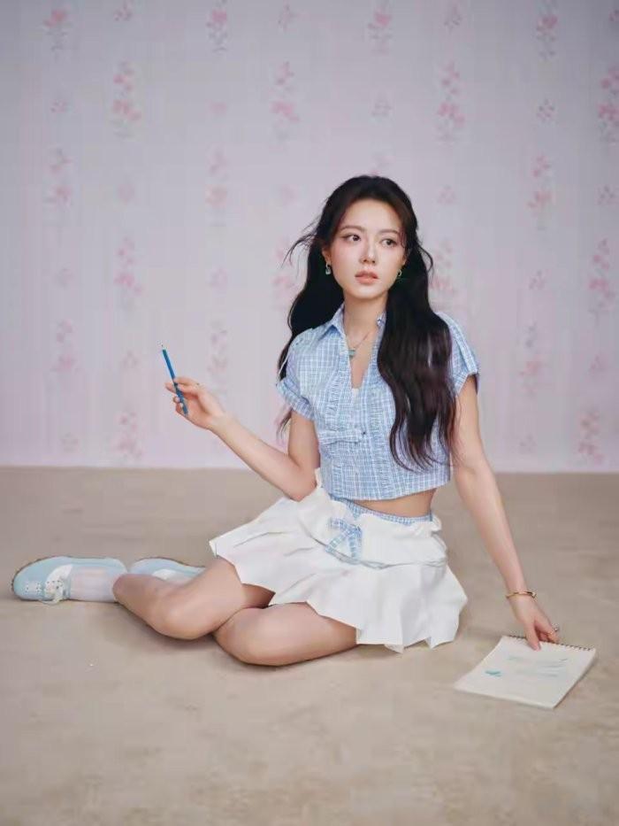 网友直呼赵今麦开窍了，不再是青涩小姑娘，超短裙穿的很有感觉