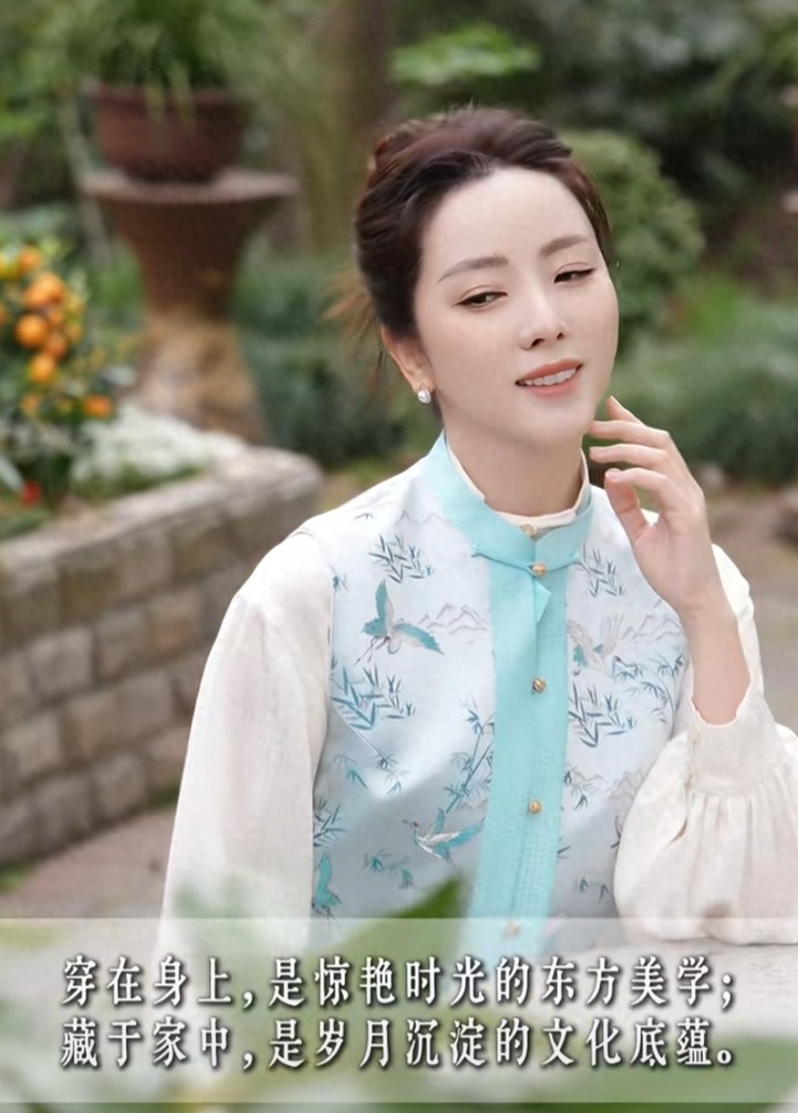 李思思蜀锦直播预热造型，国风马甲配丸子头，温婉大方自带书卷气