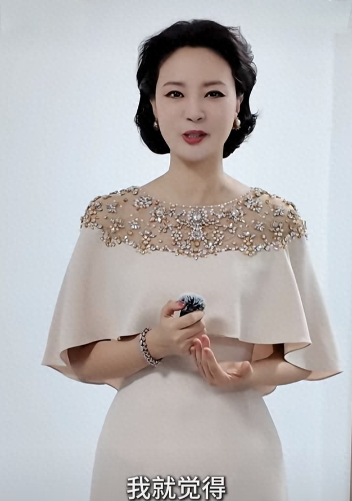 刘芳菲分享春晚礼服裸色钉珠披肩裙配复古卷发优雅大气尽显东方美