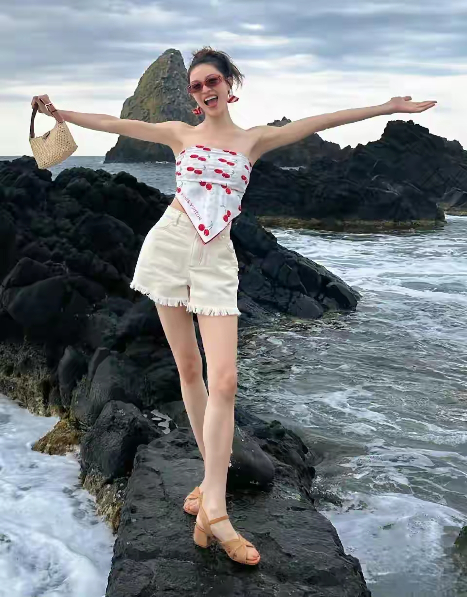 钟楚曦海边度假这大长腿