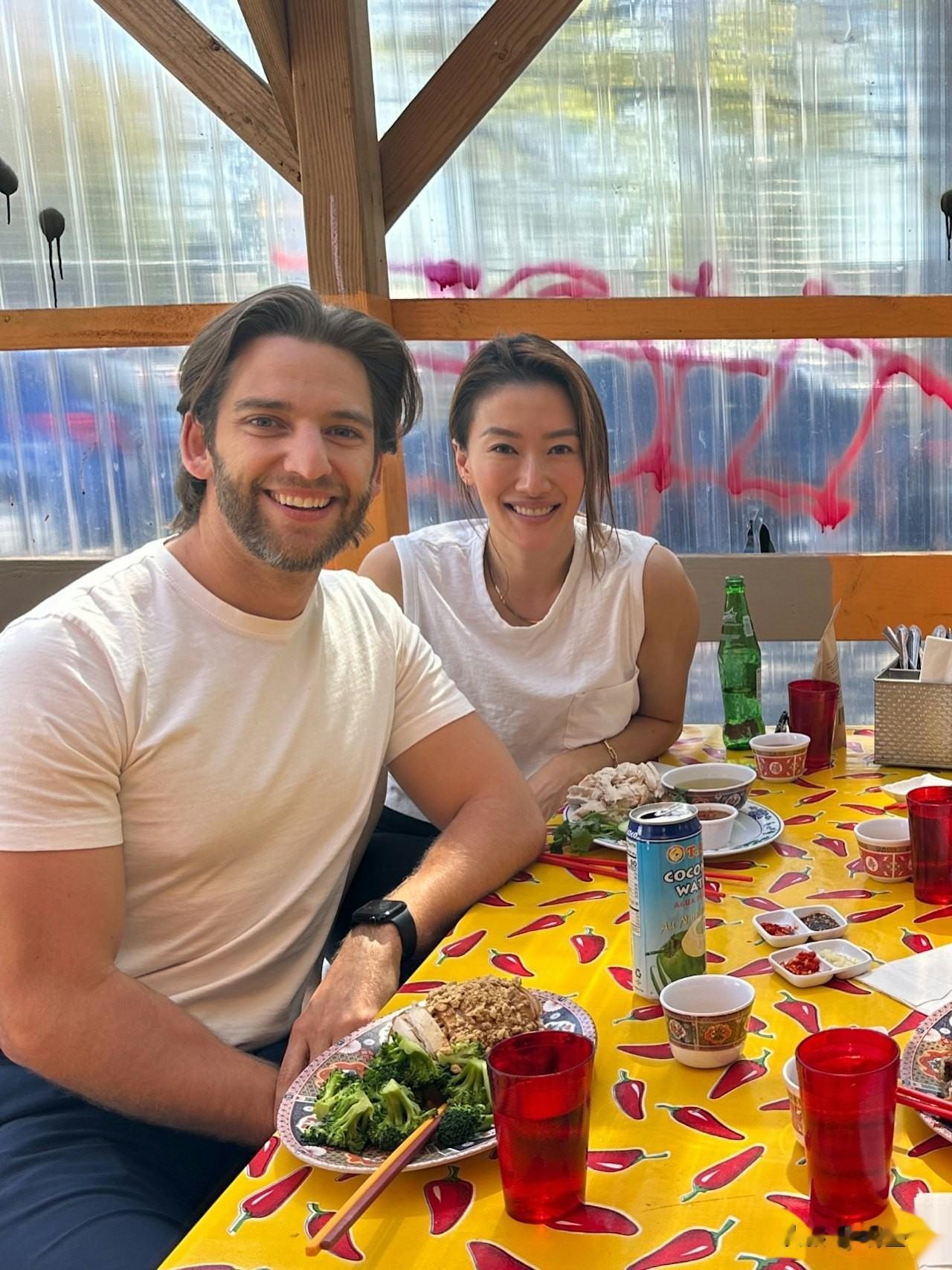 谢婷婷现身谢霆锋演唱会！外籍老公肤白腿长，女儿兴奋给舅舅应援