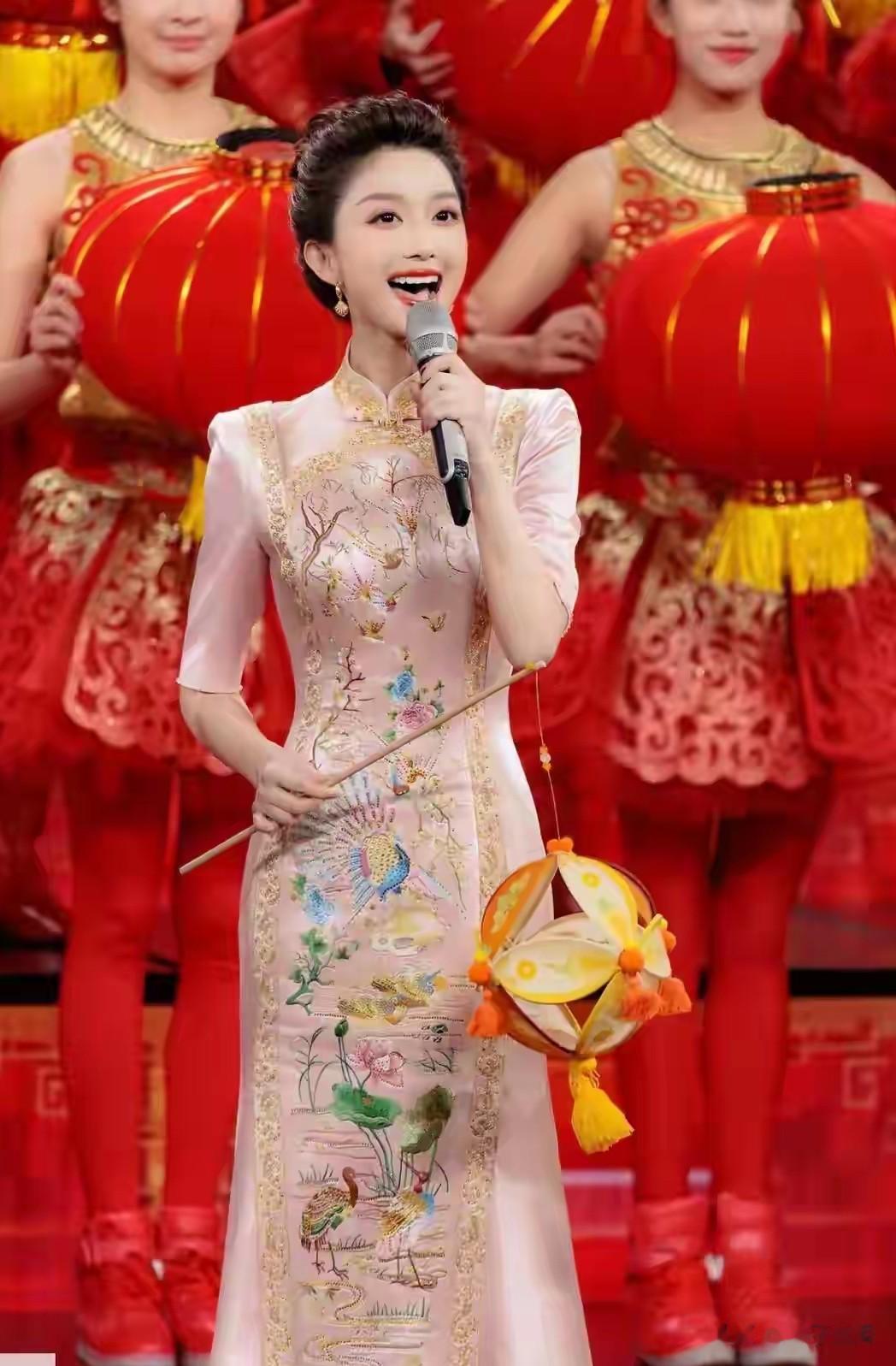 主持人刘心悦在元宵晚会上太美了,粉色旗袍惊艳全场引人注目!