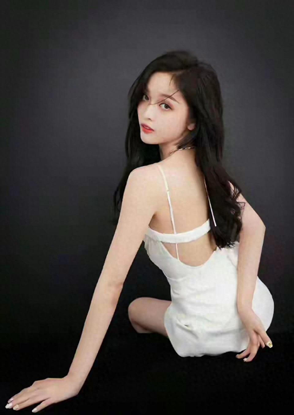 吴宣仪 白色纯欲吊带裙