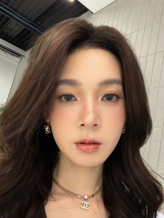 陈瑶穿着一身甜妹装，这小蛮腰又辣又美