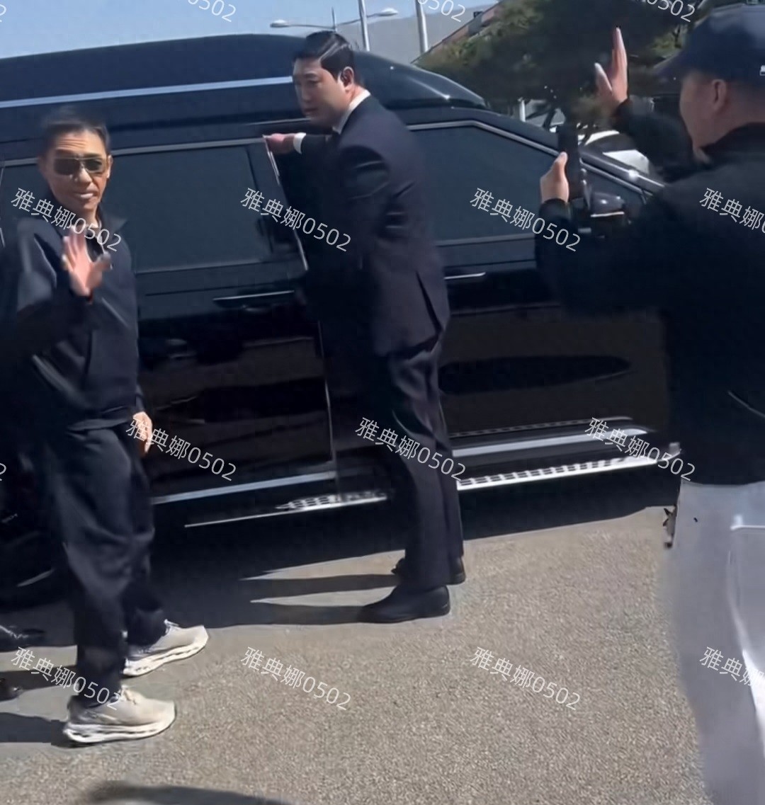 韩国机场偶遇梁朝伟，本人是个头发稀疏的矮个小老头，没啥明星相