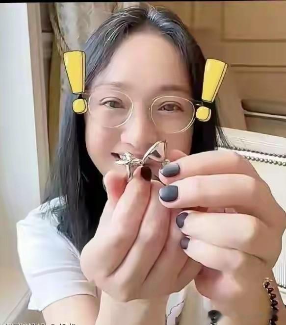 周迅51岁没素颜没滤镜，顶着一头白发逛街 ???购物，一副自然风采