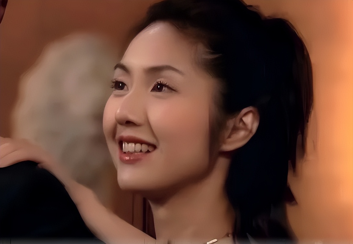 52岁杨千嬅四川逛街！生图脸紧致没褶子，裤子拖地邋遢无明星气质