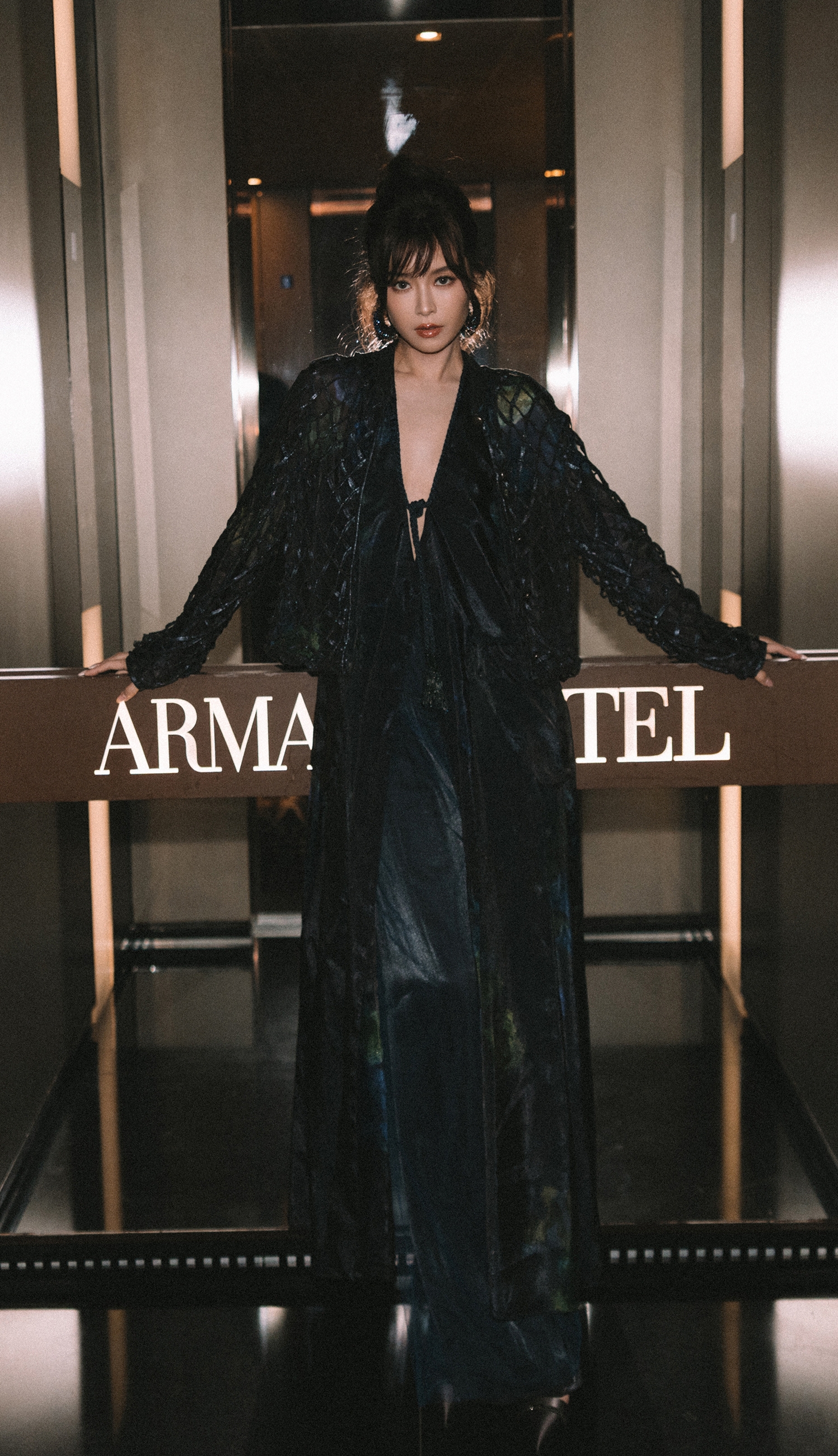 文咏珊亮相米兰时装周，身穿蓝色深V礼服，飘逸潇洒