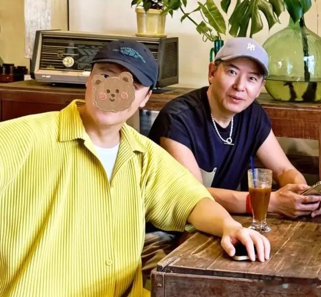56岁李静飞清迈陪戴军过年,两个人手拉手散步,相处很像夫妻