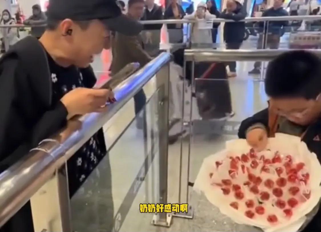 宋丹丹回京，儿媳博谷带着两个孩子来接奶奶，宋丹丹拥抱了儿媳！
