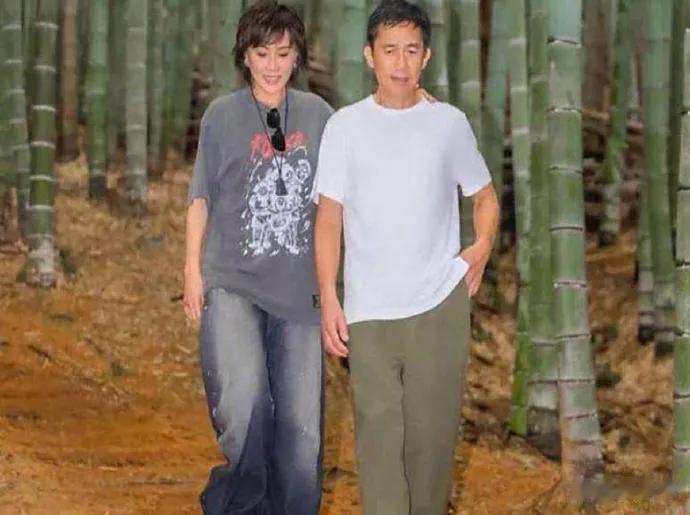 刘嘉玲晒与梁朝伟在竹林深处散步的合照，搭肩合影的模样好甜蜜！ ???