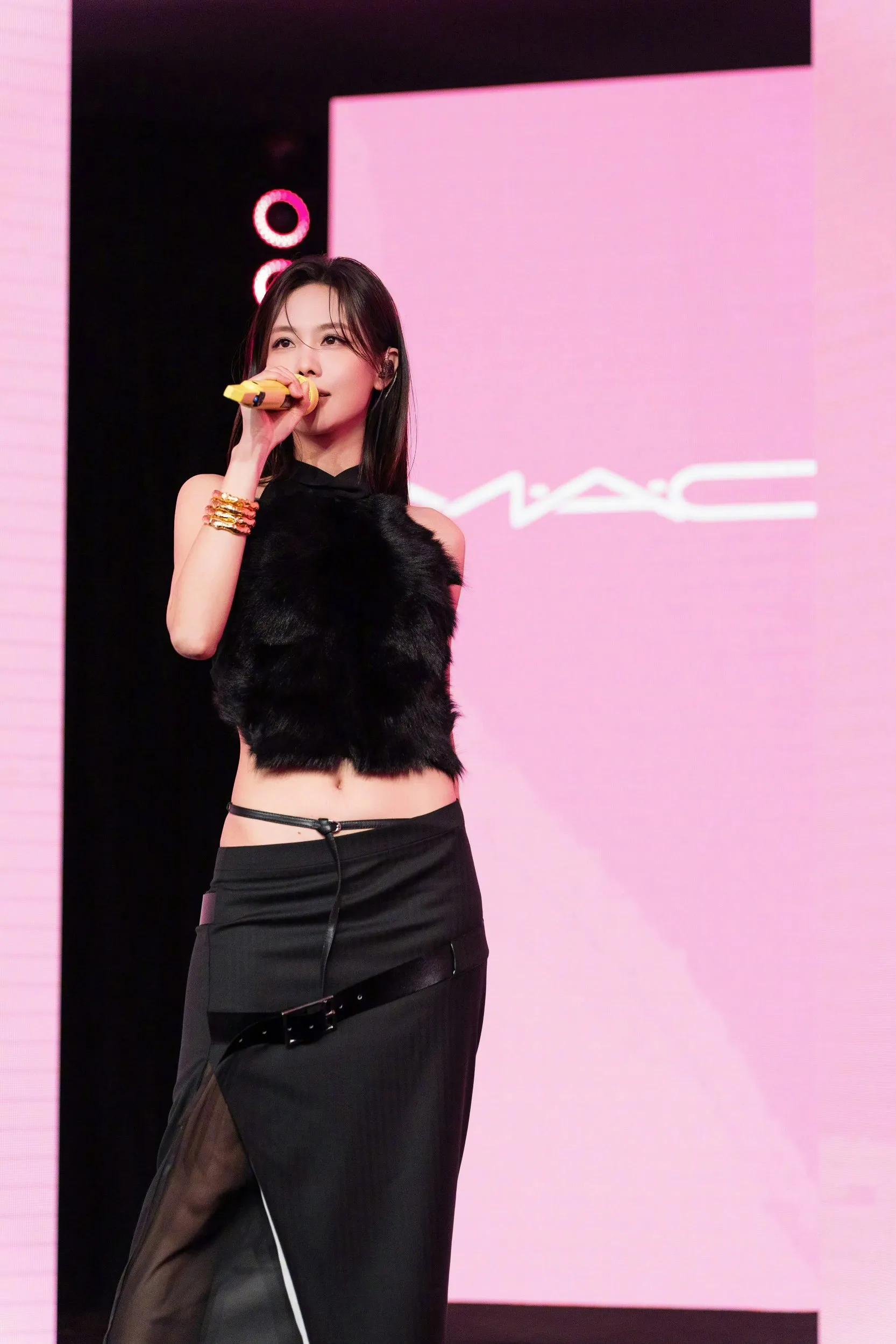 歌手、演员王菲菲性感小蛮腰