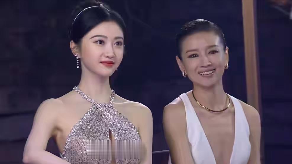 真人黑瘦干瘪,荧幕里却倾国倾城,这5位“上镜脸”女星反差好大