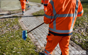 副镇长媳妇遛狗不拴绳，骂环卫工“关你屁事”，市长到场敬军礼，这是老首长！