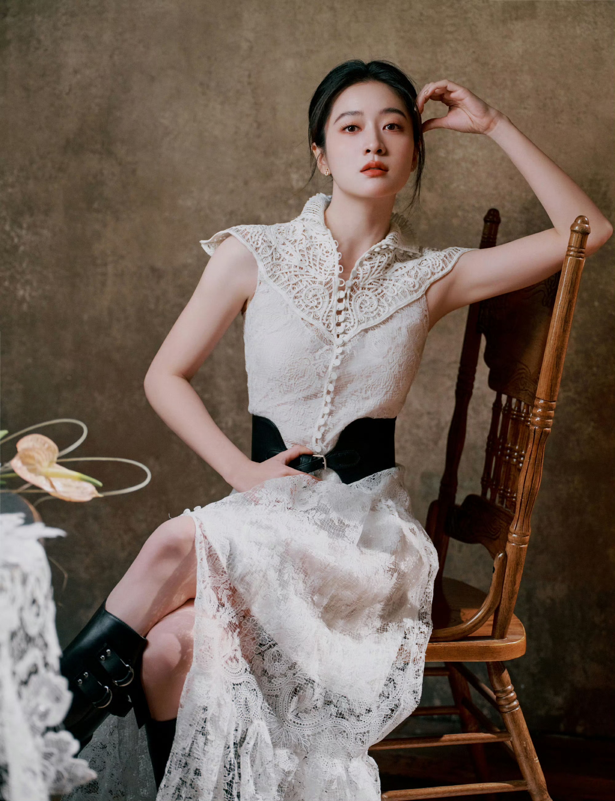 张雪迎白色蕾丝裙装，轻盈曼妙的女明星姿态
