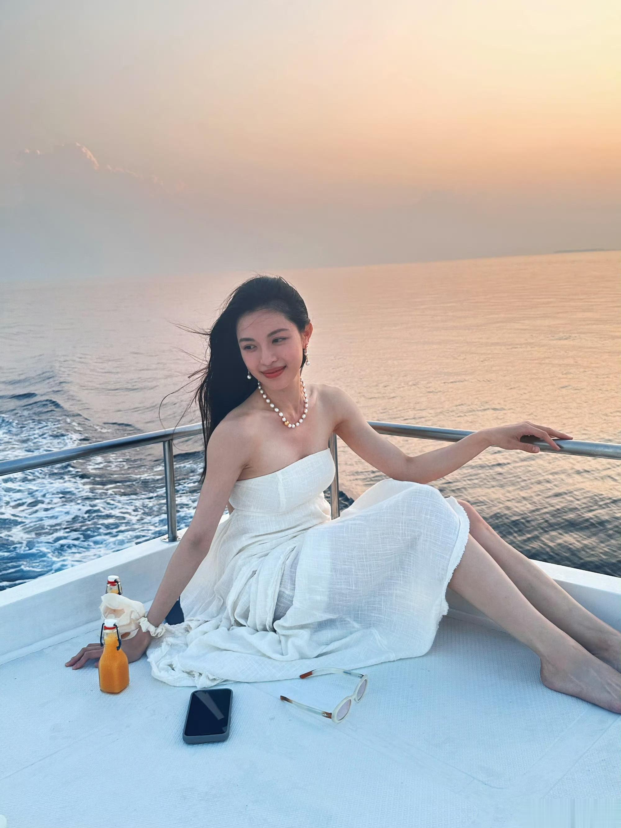 钟楚曦纯白抹胸连衣裙