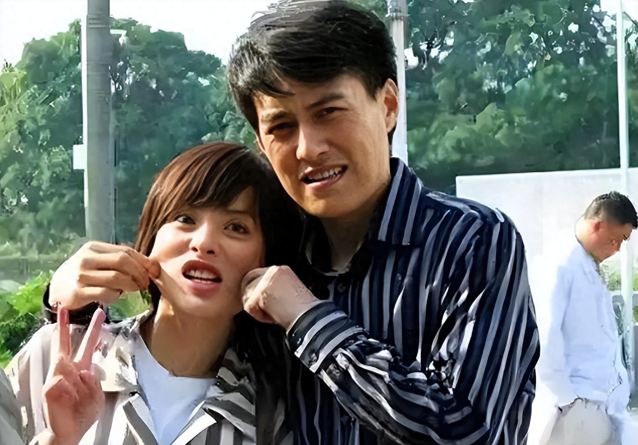 她26岁成双料影后，二婚嫁靳东高龄生下两子，今48岁美得自信从容