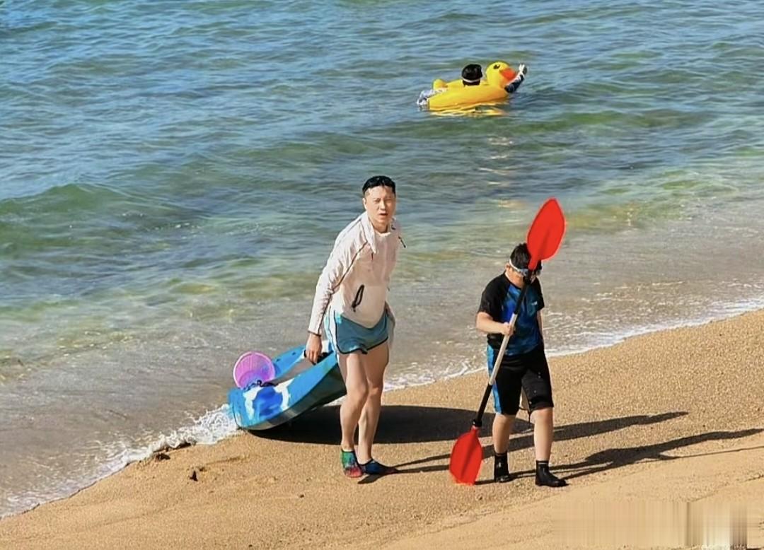 王雷一家4口出国度假，李小萌素颜包饺子，小儿子长相秀气像女孩