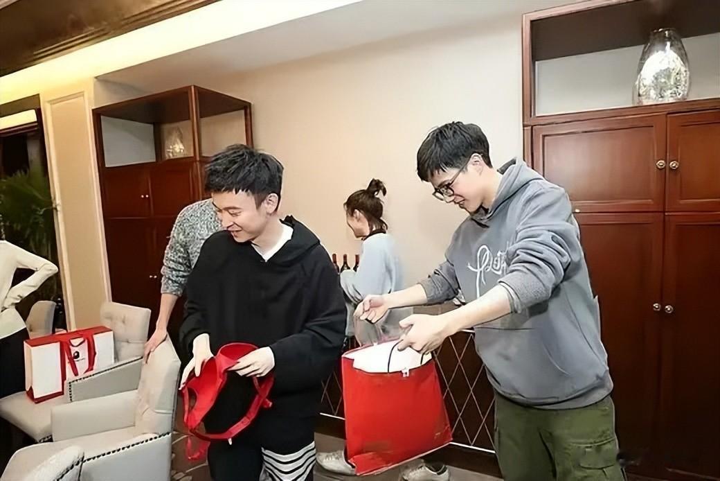 刘昊然郭麒麟冲上热搜！组团唱商K画面曝光，一个恐违规一个惯犯