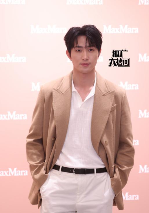 短剧演员生图现原形，嘴歪脸肿像发面馒头，弯腰驼背沧桑感十足
