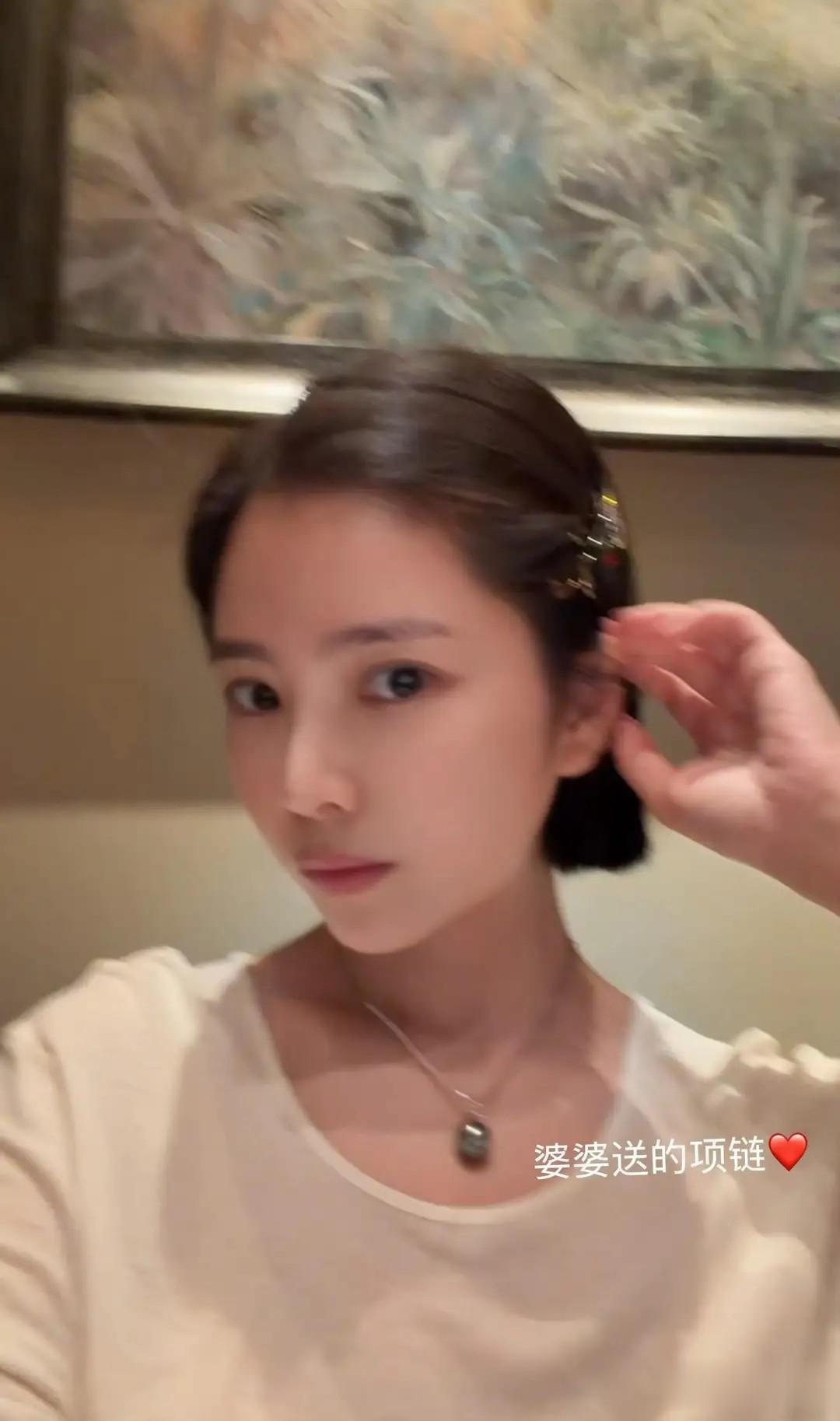 杜淳老婆清明晒照，紧挽婆婆手臂，用一条项链狠狠“打脸”传言