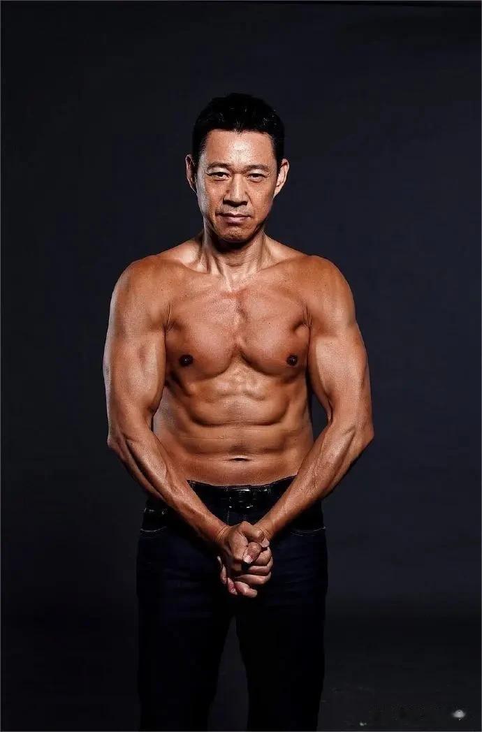 70岁张丰毅和52岁段奕宏同框，肌肉线条宛如小伙！这状态绝了