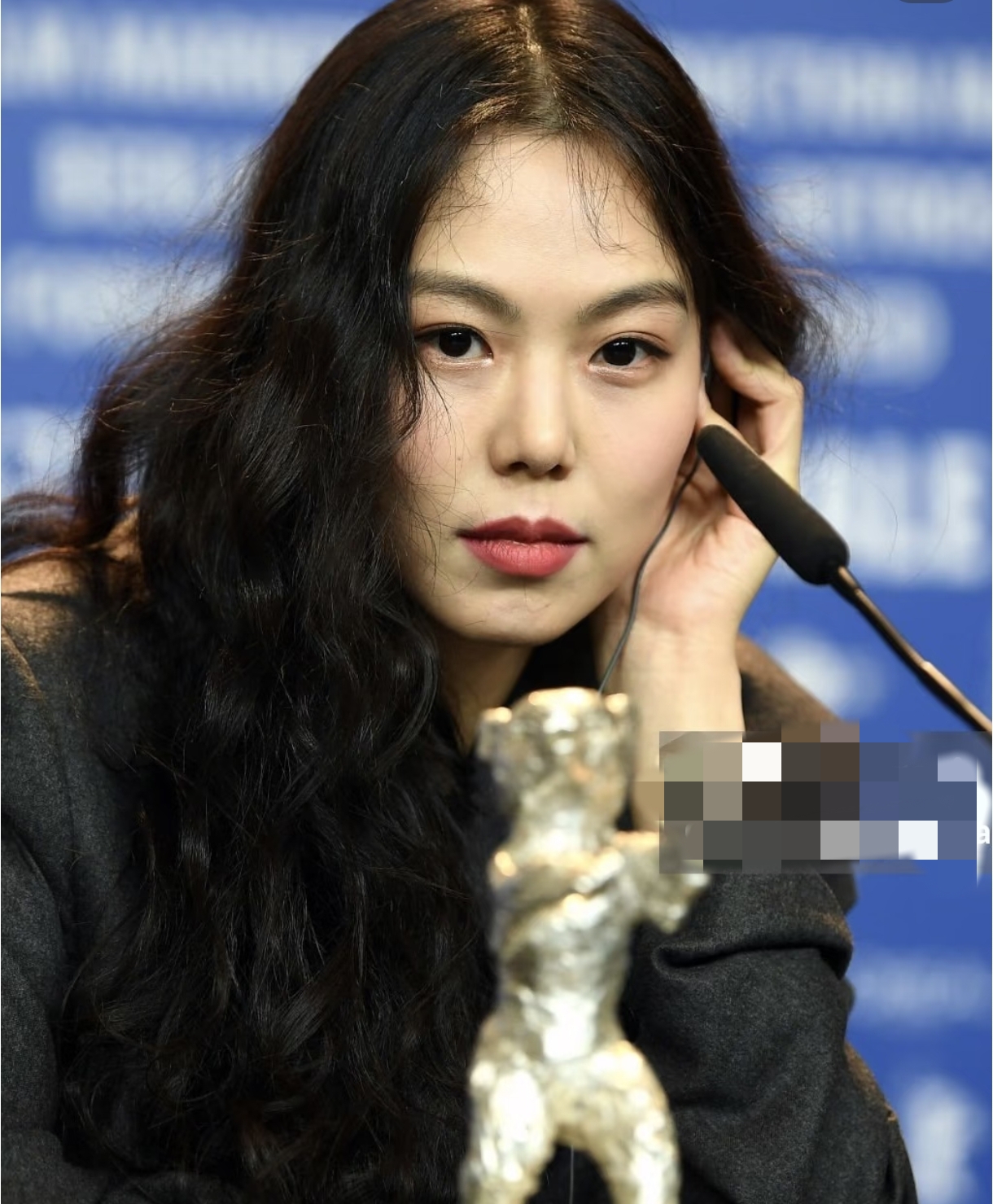 金敏喜洪尚秀被偶遇，金敏喜抱孩子穿着邋遢，洪尚秀坐旁边刷手机
