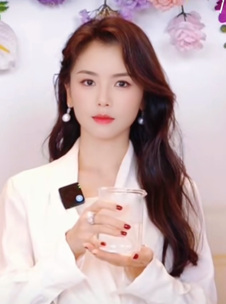 刘涛白色西服配微卷长发，美得那么耀眼