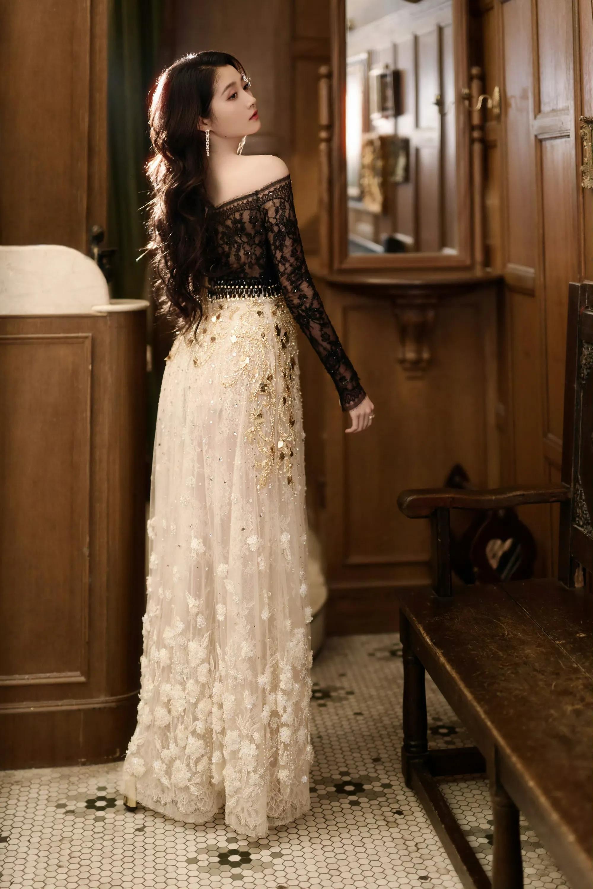 关晓彤,黑色蕾丝边一字肩穿搭,越来越有韵味了