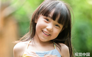 8岁那年弟弟尿了裤子，母亲却当街扒掉我的裤子给他穿。那天我走了5公里，二十年后母亲跪着求原谅，我说你