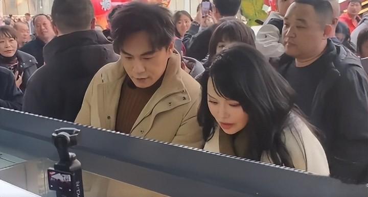 《妻旅2026》路透：男星都低头玩手机，女星聊八卦，唯她格格不入