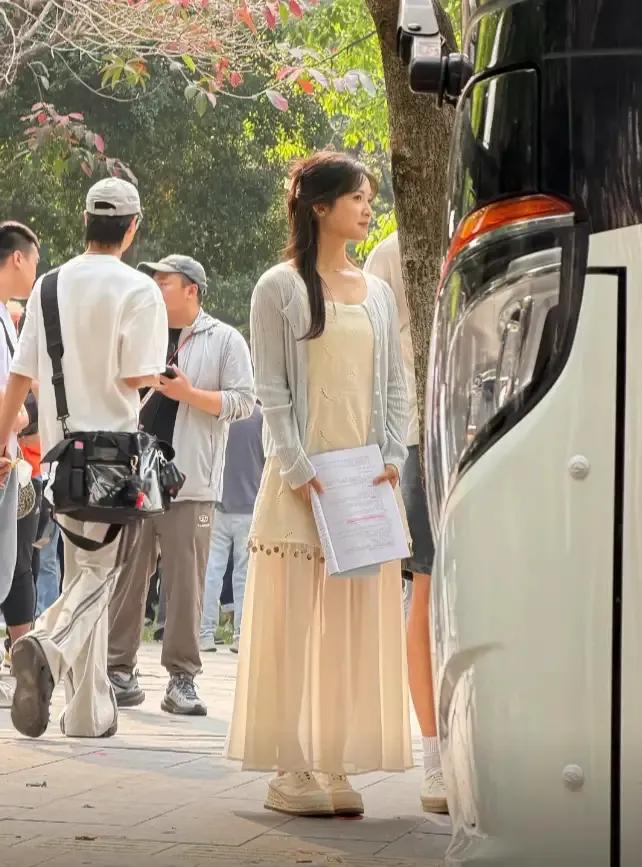 沈月线下被偶遇，梳公主头妆容精致，身材苗条美出新高度。