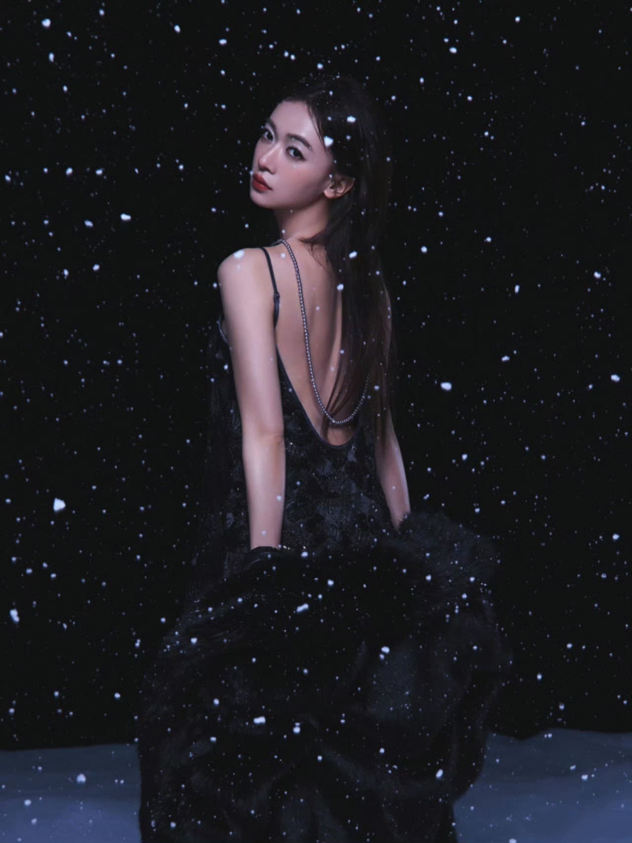 吴谨言“听雪美人”：清冷酷美，美背吸睛