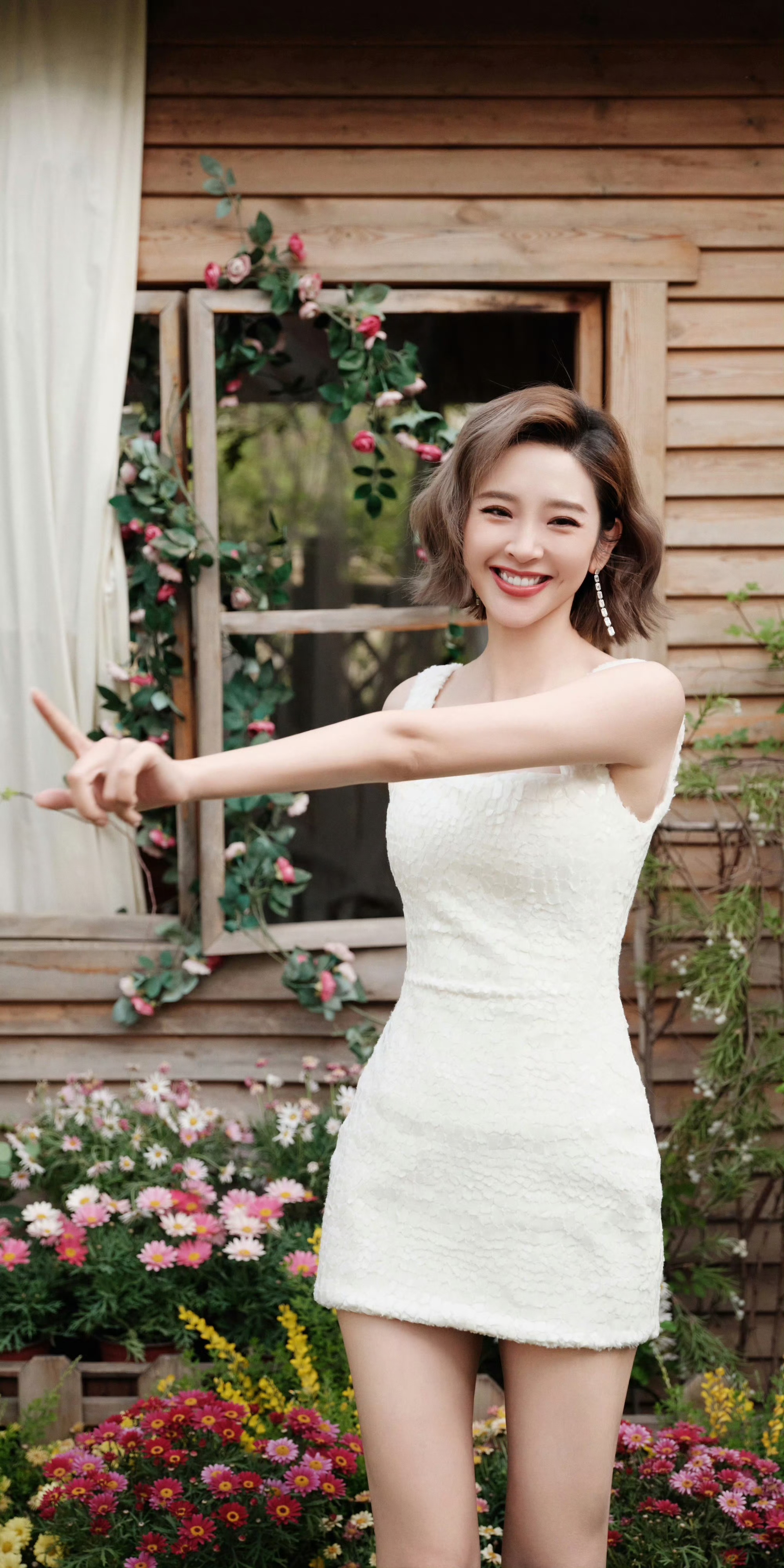 唐艺昕白色小短裙，笑容好治愈