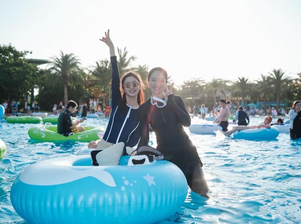 董璇佟丽娅两家三亚度假！小酒窝朵朵同坐泳圈摆pose，张维伊超帅